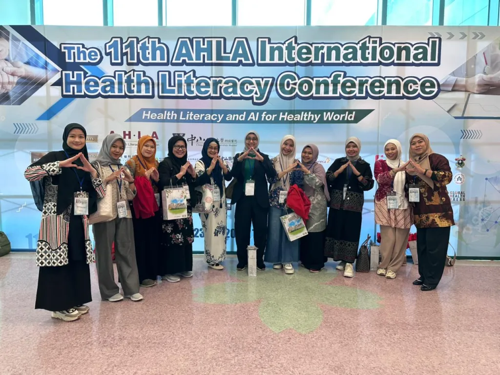 Delegasi Fakultas Kesehatan Masyarakat Universitas Hasanuddin berpose di depan backdrop The 11th AHLA International Health Literacy Conference bertema “Health Literacy and AI for Healthy World” di Taiwan, Senin (24/11/2025).